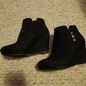 These are CL vaida wedge heels